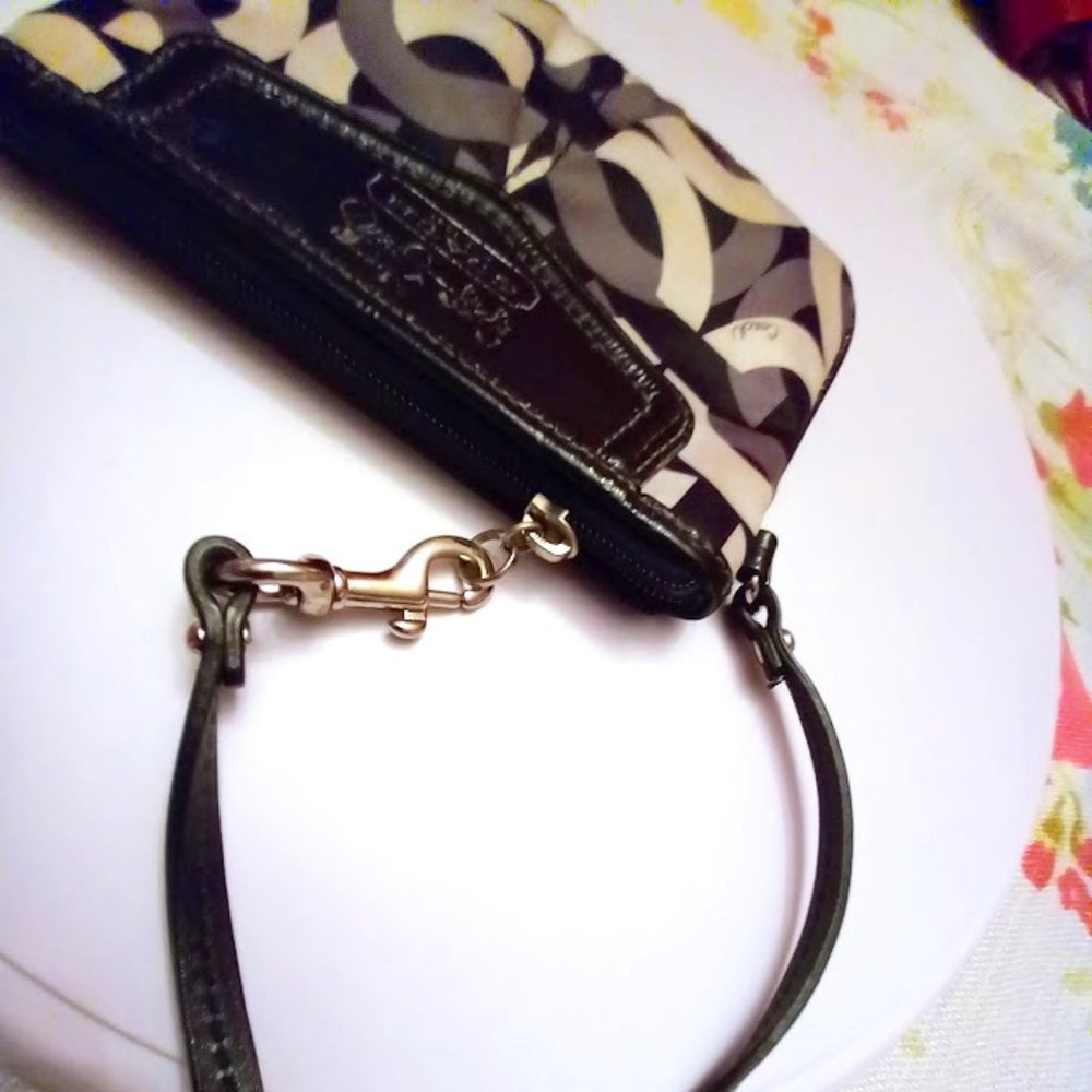 COACH Madison Scarf Print Signature Optic Outline Maggie Wristlet - Picture 6 of 13